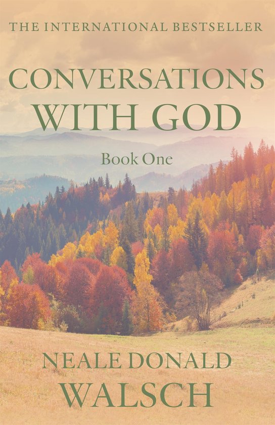 Livre 'Conversations With God' avec des montagnes et des couleurs d'automne.