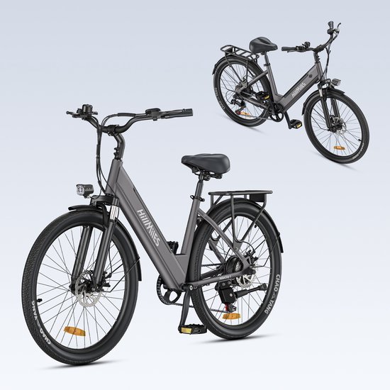 Twee grijze HillMiles elektrische fietsen, één van voren en één van achteren, in een studio-opstelling.