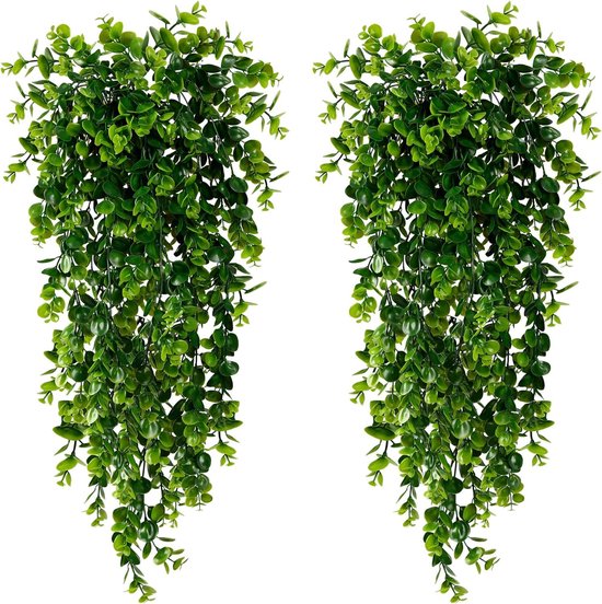 Twee volle, groene kunstmatige hangplanten met lange, overhangende takken, geïsoleerd op een witte achtergrond.
