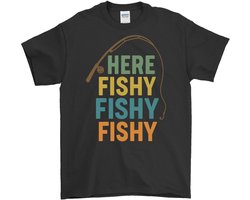 Visser Shirt – HERE FISHY FISHY FISHY – Outdoor Avontuur Outfit – Unisex T-Shirt voor Dames & Heren – Origineel Cadeau
