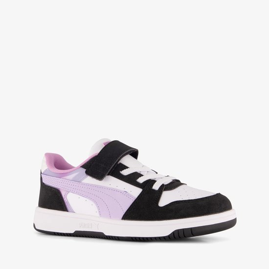 Zwarte PUMA sneaker met witte en lila accenten, klittenbandsluiting en Puma-logo op de zijkant.