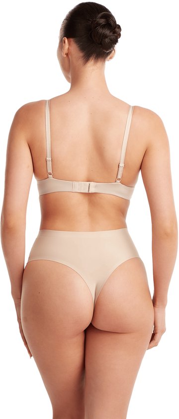Model draagt een huidkleurige bh en slip, van achteren gezien.