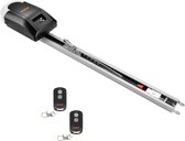 Zwarte garagedeuropener van Boxer met display en twee afstandsbedieningen, elk met twee knoppen.
