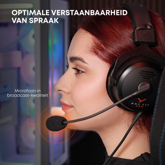 Close-up van een vrouw met een zwarte Beyerdynamic MMX 330 PRO headset en microfoon.