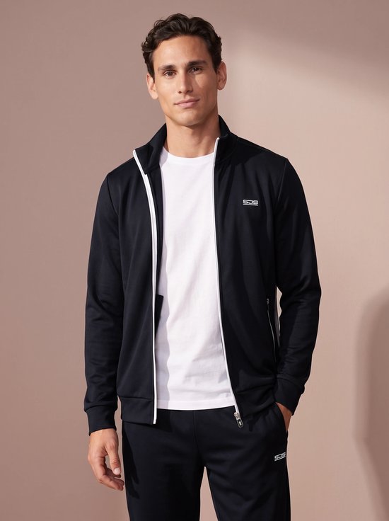 Man draagt een zwart sportvest met witte accenten en witte t-shirt.