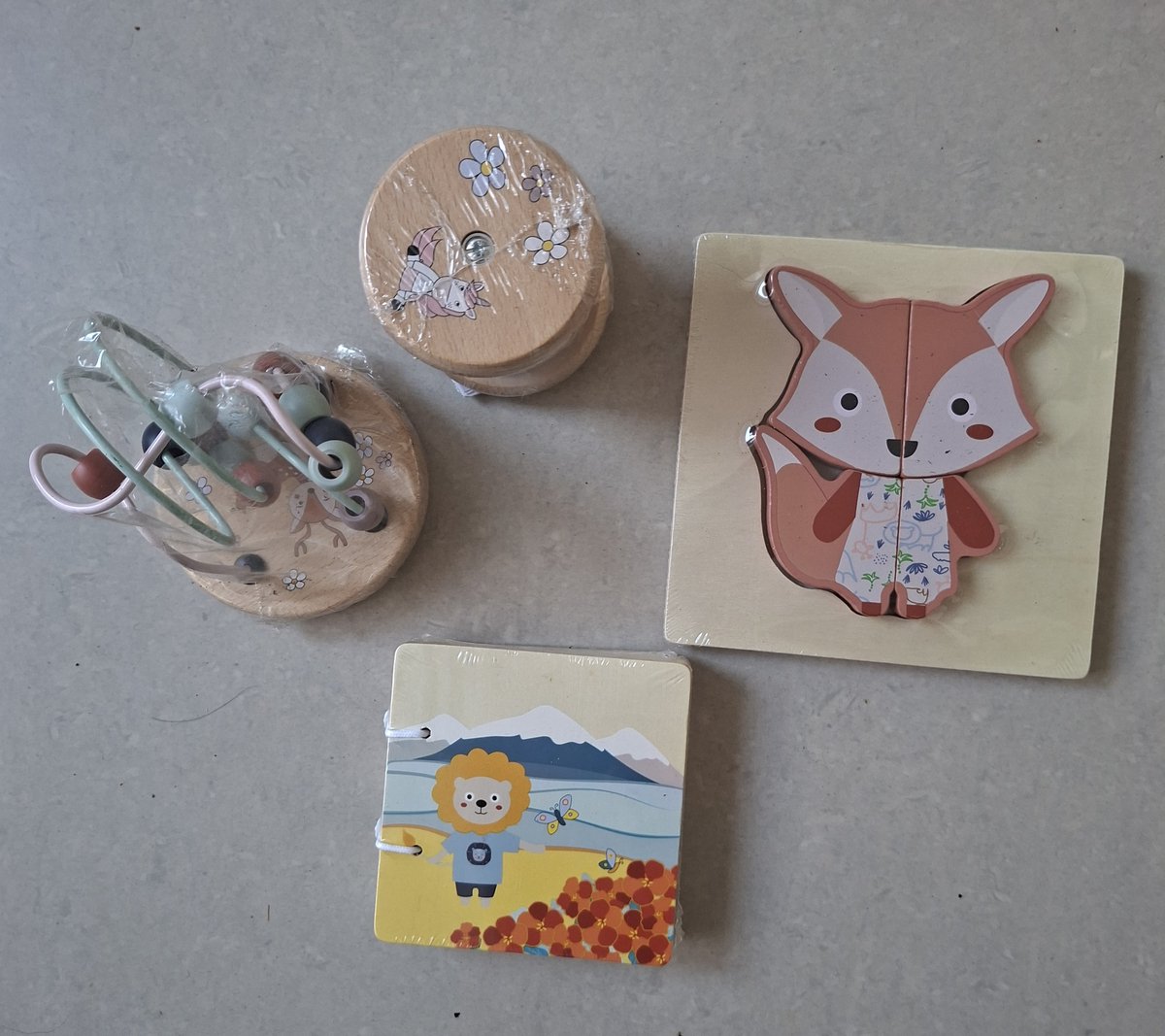 Lupilu Set van 4 / 2 Houten Puzzels en 1 Kralen Spiraal en 1 Houten Leesboekje / Vanaf 1 Jaar