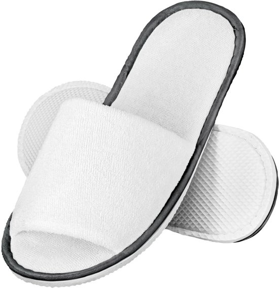 Witte badstof slippers met open teen en zwarte rand, antislipzool.