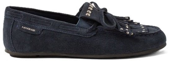 Donkerblauwe suède loafer met franjes, studs en strik.