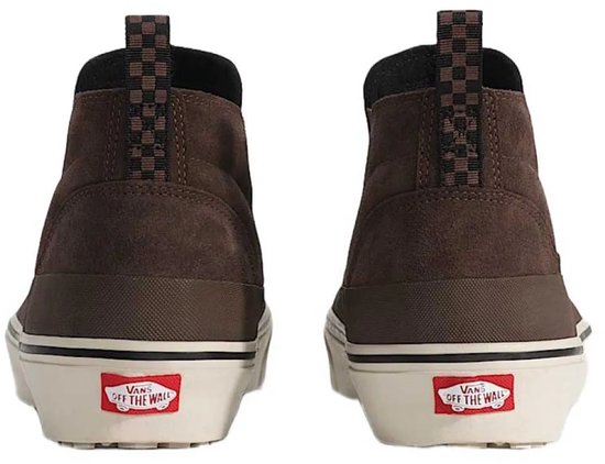 Achterkant van bruine Vans-sneakers met geblokte treklipjes en rood 'Off The Wall'-label.
