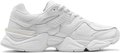 Off-white New Balance 9060 sneaker met mesh en lederen overlays en een dikke zool.