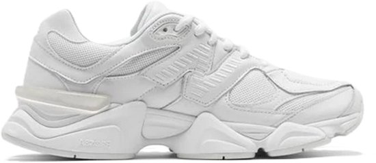 Off-white New Balance 9060 sneaker met mesh en lederen overlays en een dikke zool.