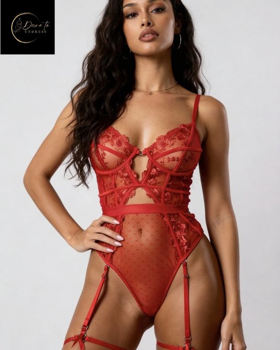 Model in rode kanten body met stippen, jarretelbandjes en uitsnijding op de buik.