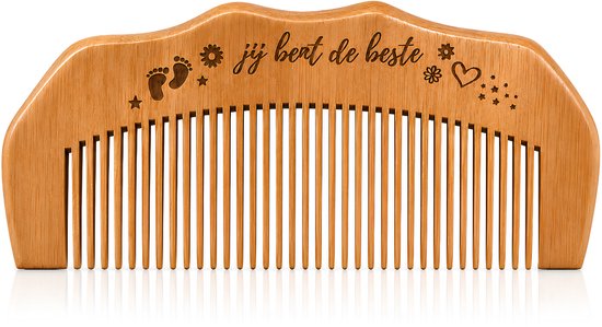 Houten kam met gravure 'jij bent de beste', voetjes, sterren, bloemen en een hartje. Verticale tandjes en een golvende bovenrand.