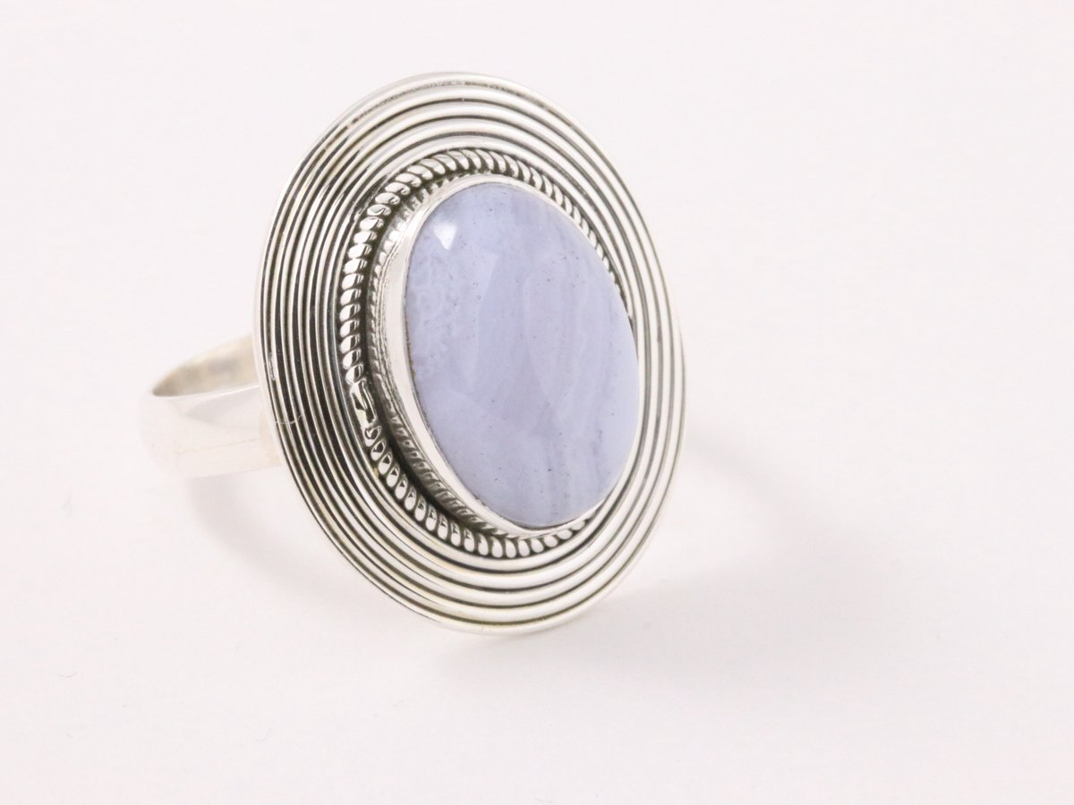 Bewerkte ovale zilveren ring met blauwe lace agaat - maat 17.5