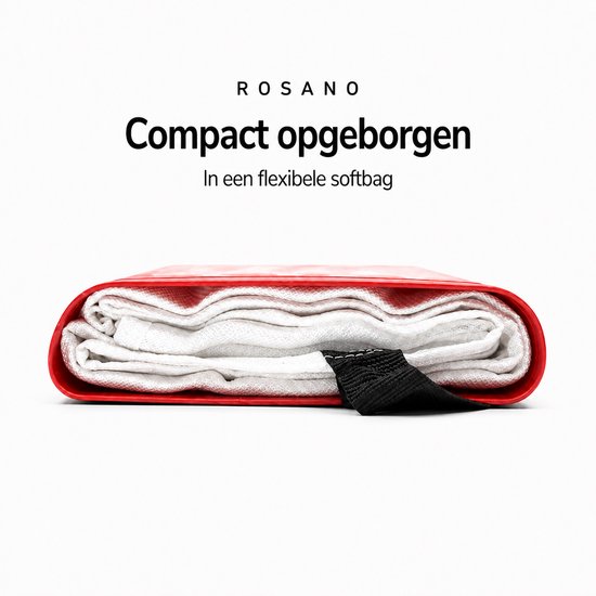 Gevouwen rode blusdeken met witte deken en zwarte trekbanden, compact opgeborgen in een softbag.