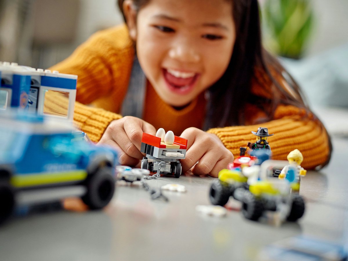 LEGO® City Mobiele commandowagen politie 60315 bouwset voor kinderen vanaf 6 jaar; met een pick-uptruck en aanhanger met gevangenis, een terreinwagen en een drone, een tractor met eier-aanhanger en 4 minifiguren (436 onderdelen) — afbeelding 2