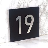 Kirinify - 3D Huisnummerbord 12x12cm zwart met RVS Look cijfers - Inclusief bevestiging - Kies je eigen huisnummer en lettertype