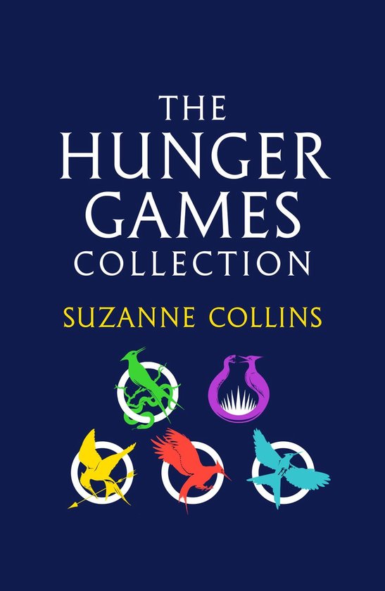 De kaft van The Hunger Games Collection door Suzanne Collins in het donkerblauw met de iconische spotlijster in vijf verschillende kleuren: groen, paars, geel, rood en cyaan.