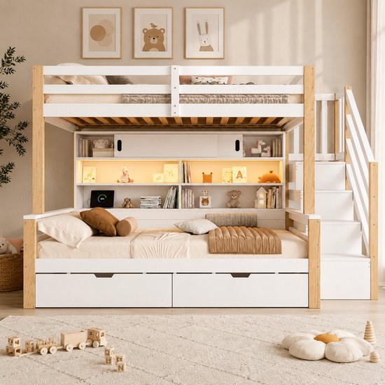 Wit hoogslaper met houten accenten, boekenkast met LED-verlichting en onderschuifbed met lade, in kinderkamer.