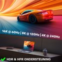 Oranje sportwagen op een vervaagde snelweg. Laptop toont dezelfde auto, verbonden via een kabel. Ondersteunt 16K @ 60Hz, 8K @ 120Hz, 4K @ 240Hz.