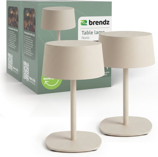 Twee beige Brendz Nuna oplaadbare tafellampen met ronde kap en basis.