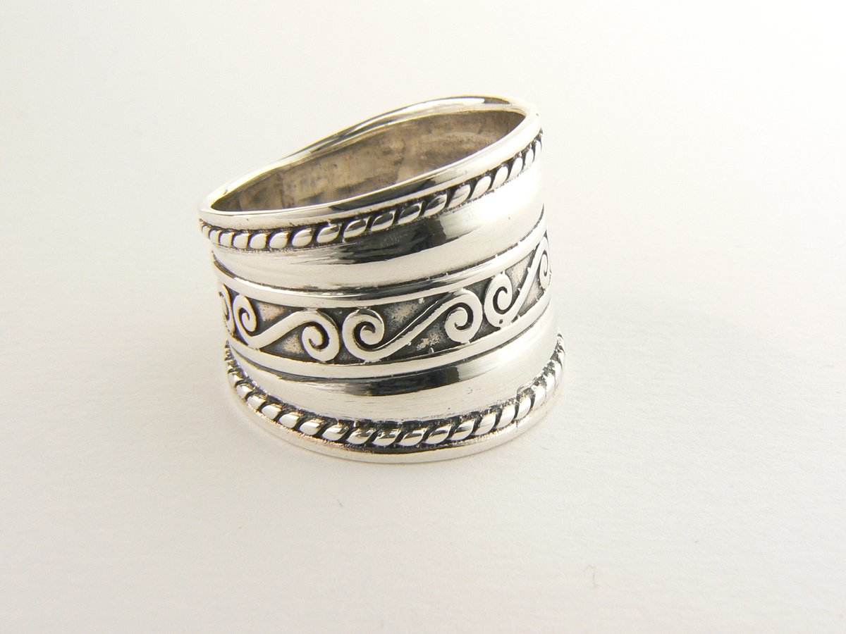 Hoogglans zilveren ring met fantasiegravering - maat 18