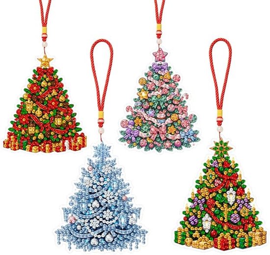Vier kerstboomhangers: één in rood met cadeautjes, één in pastelkleuren met strikken, één lichtblauwe met sneeuwvlokken en één in groen met rode strikken en ballen.