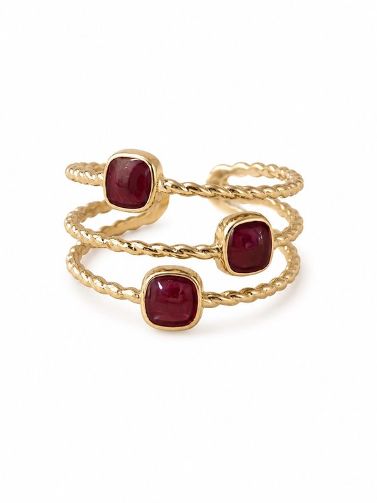 Gouden ring met drie lagen gedraaid staal en drie vierkante bordeauxrode cabochons.