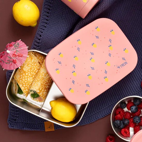 Lichtroze broodtrommel met zomerfruit print en 'Fresk' logo. RVS bak met pannenkoeken en citroen.