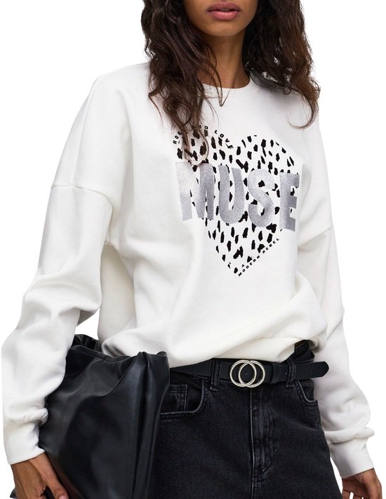 Sweatshirt blanc cassé à col rond, avec un cœur imprimé et le mot 'MUSE' avec des détails léopard. Le mannequin porte une taille L.