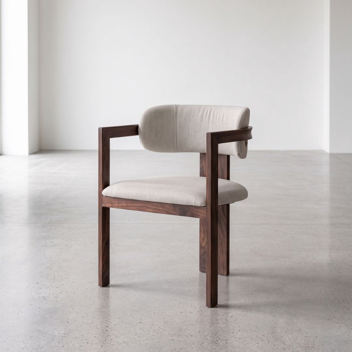 HUUS Eetkamerstoel Japandi met Armleuning - Taupe Stoffering - Walnoot Look - Metalen Onderstel