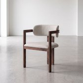 HUUS Eetkamerstoel Japandi met Armleuning - Taupe Stoffering - Walnoot Look - Metalen Onderstel
