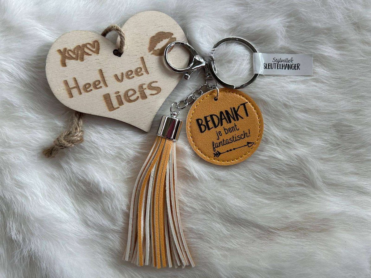 Creaties van hier – Tassel – Tashanger - Sleutelhanger – 17x5 cm – imitatie leer – Bedankt - met houten hartje
