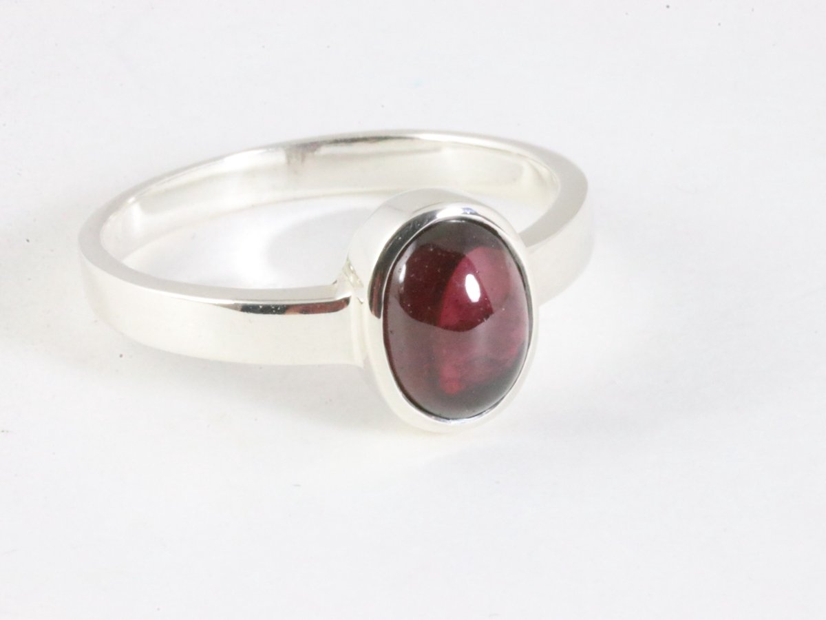 Hoogglans zilveren ring met granaat - maat 16.5