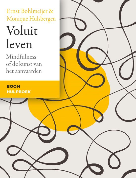 Boek "Voluit leven" met de tekst "Mindfulness of de kunst van het aanvaarden" en "BOOM HULPBOEK". De cover heeft een gele cirkel en zwarte lijnen.