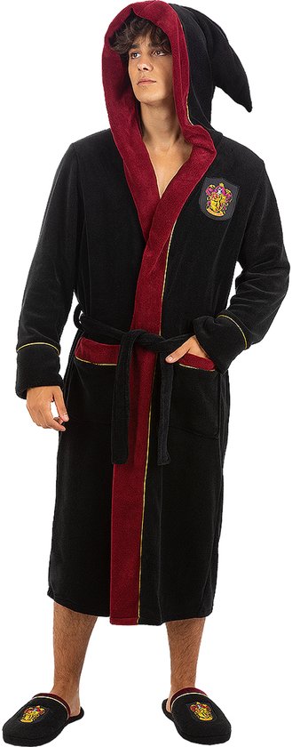 Zwarte Griffoendor badjas met rode accenten, capuchon en embleem op de borst, gedragen door een model.