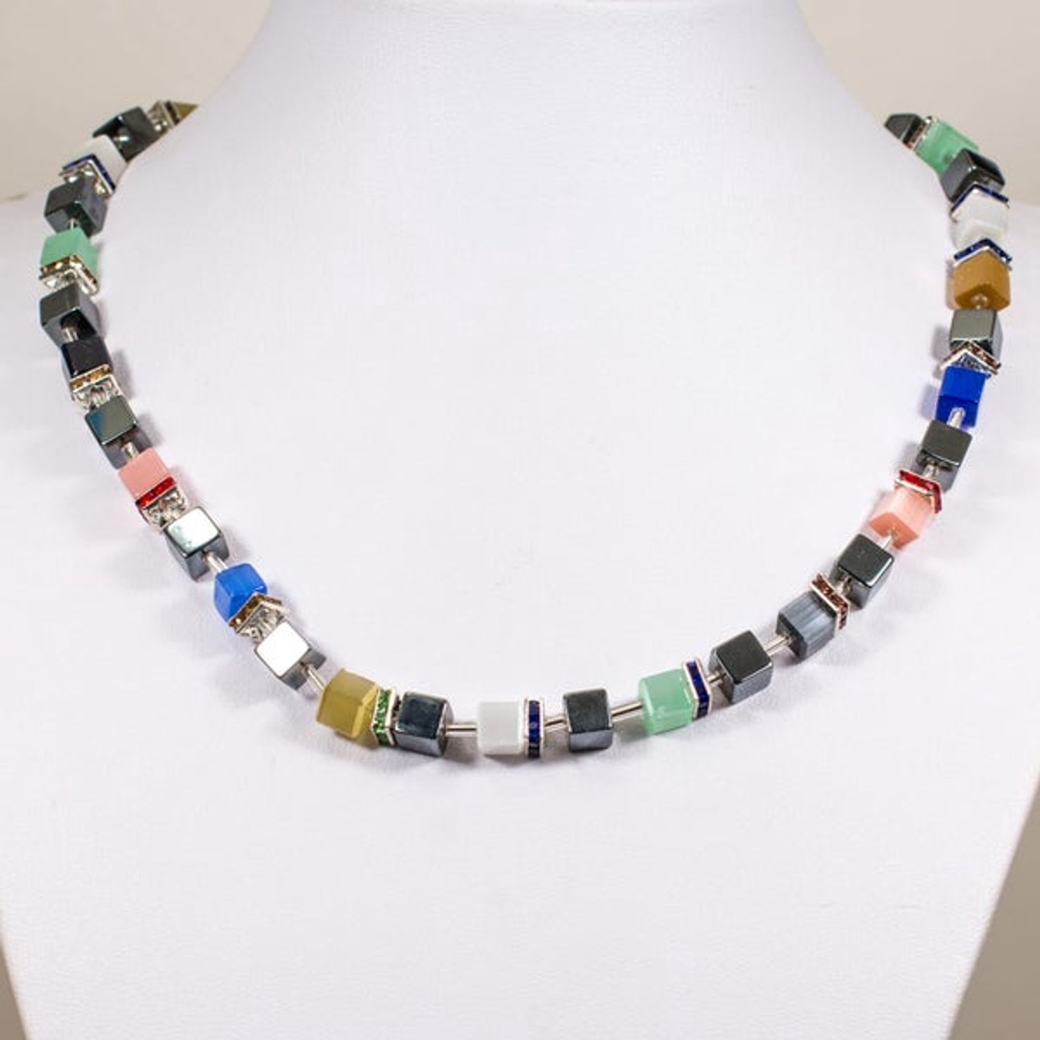 Multicolor Kristal & Hematiet Ketting – Moderne Elegantie