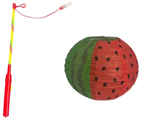 Watermeloen-lampion met zwarte pitten naast een rood-geel gestreepte lampionstok.