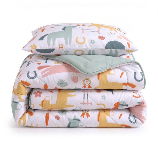 Opgevouwen wit dekbed met paardenmotief en zachtgroene accenten, inclusief een bijpassend kussensloop.