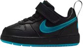 Nike court borough low in de kleur zwart.