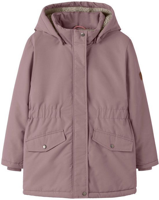 Roze NAME IT parka met capuchon, sherpa-voering, drukknoopsluiting en elastiek in de taille.