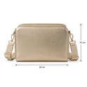 Gouden crossbodytas met twee ritsen, afmetingen 24 cm breed bij 16 cm hoog op een witte achtergrond.