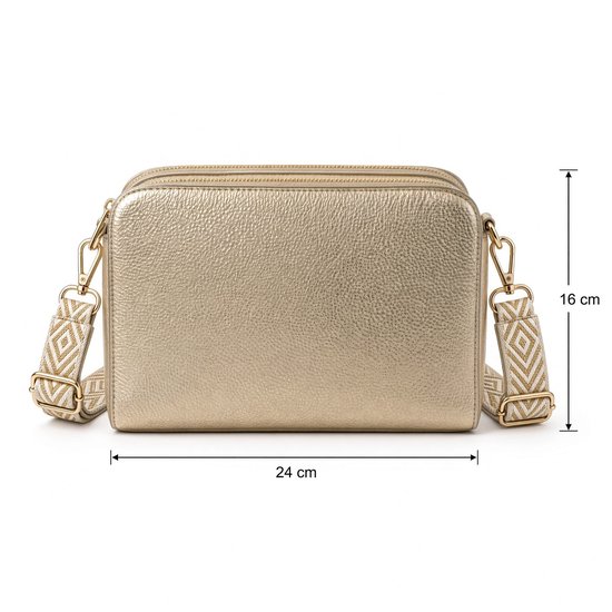 Gouden crossbodytas met twee ritsen, afmetingen 24 cm breed bij 16 cm hoog op een witte achtergrond.