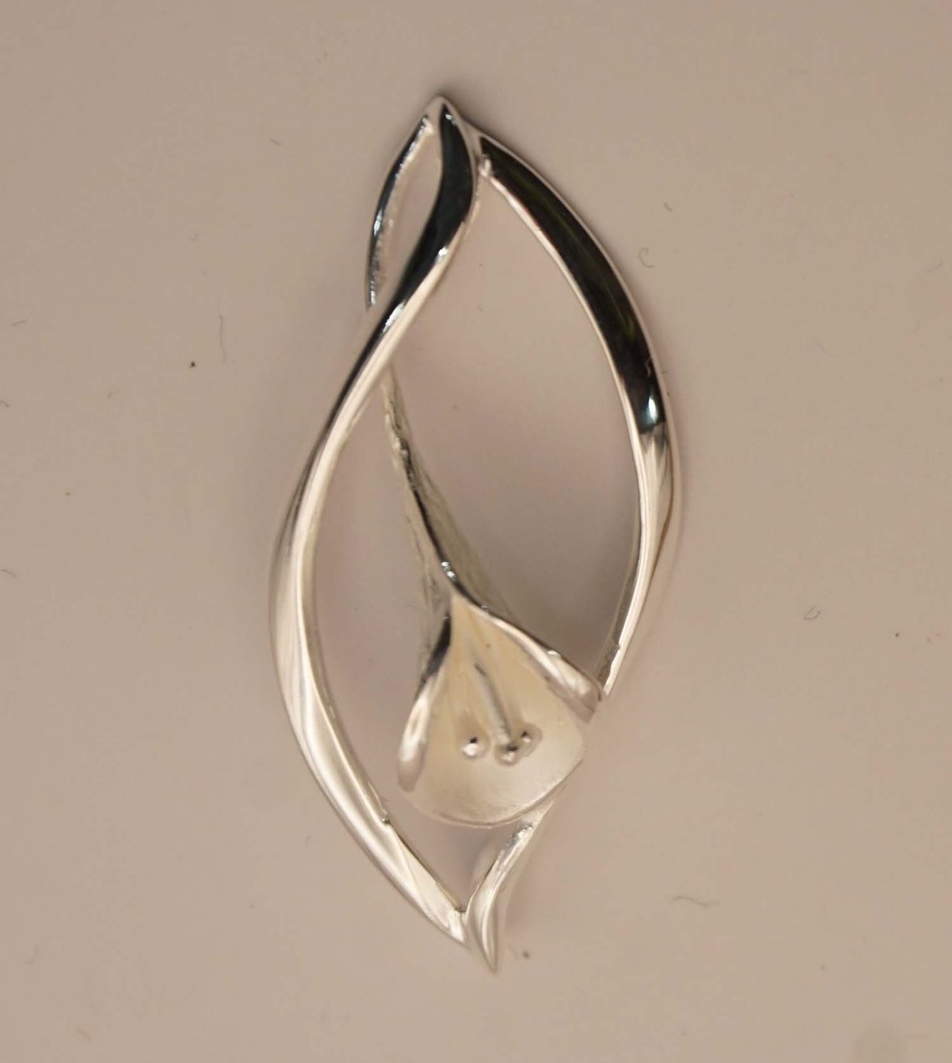 Zilveren hanger waterbloem - sterling zilveren hanger sierlijke waterlelie - bloem voor aan ketting - flower pendant gemaakt van 925 zilver voor aan collier - sierlijke bloem als hals hanger