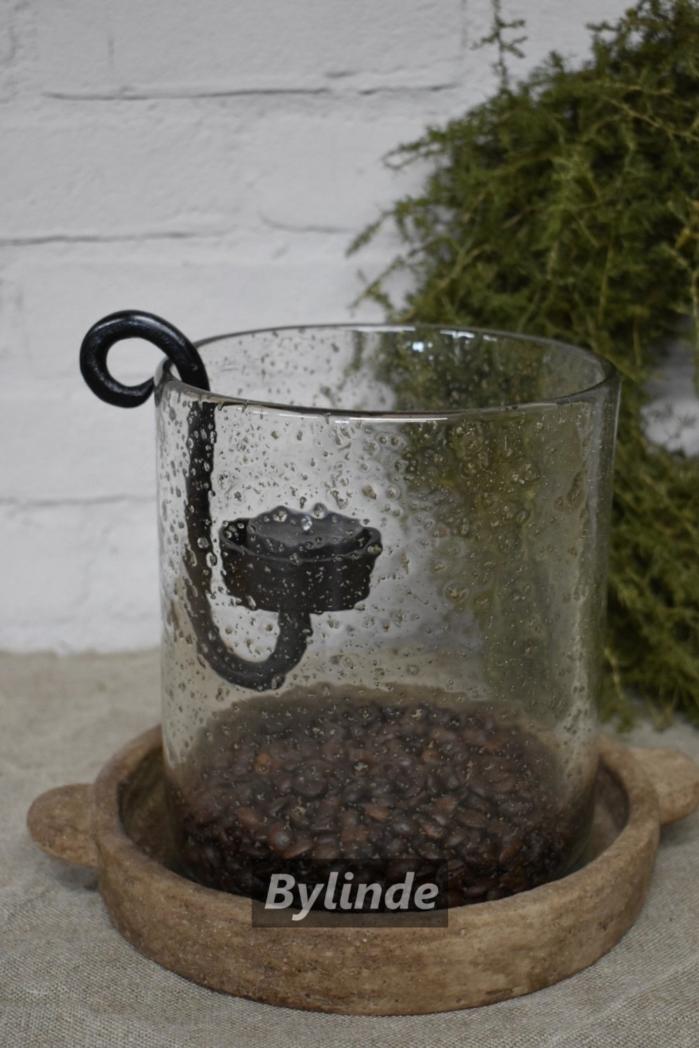 By Mooss - Glazen Windlicht Stone Ø 15x18 cm Hoog inclusief hangkandelaar en stenen onderzetter bruin - Windlicht steenslag - Landelijk - robuust- Sober.