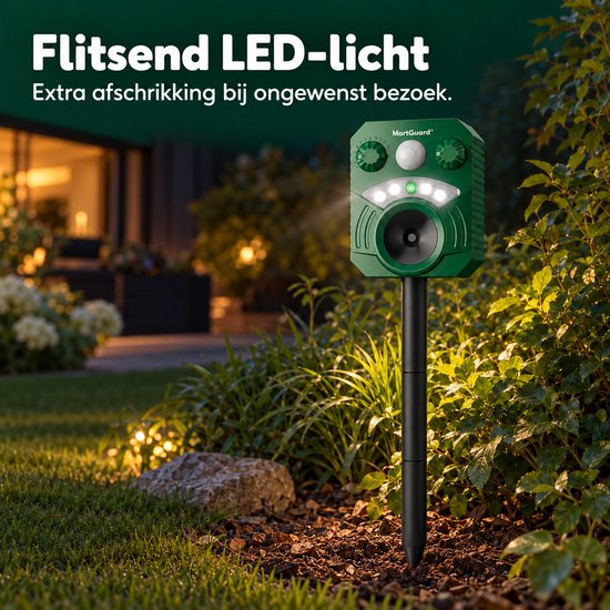 Groene MartGuard verjager met flitsend LED-licht voor extra afschrikking in de tuin.