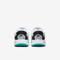 Achteraanzicht van de sneaker met zwart hielpaneel, Nike Air-tekst en turkooise zoolrand.