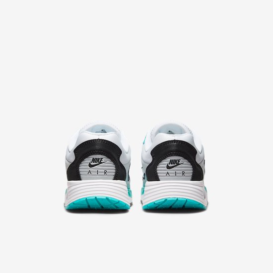 Achteraanzicht van de sneaker met zwart hielpaneel, Nike Air-tekst en turkooise zoolrand.