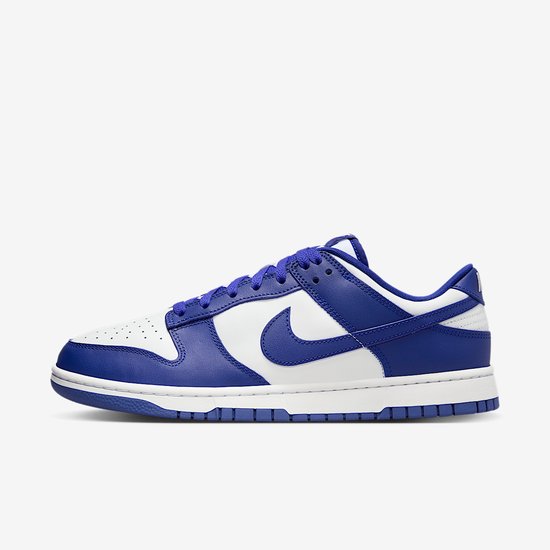 Zijaanzicht van de Nike Dunk Low in wit en blauw.