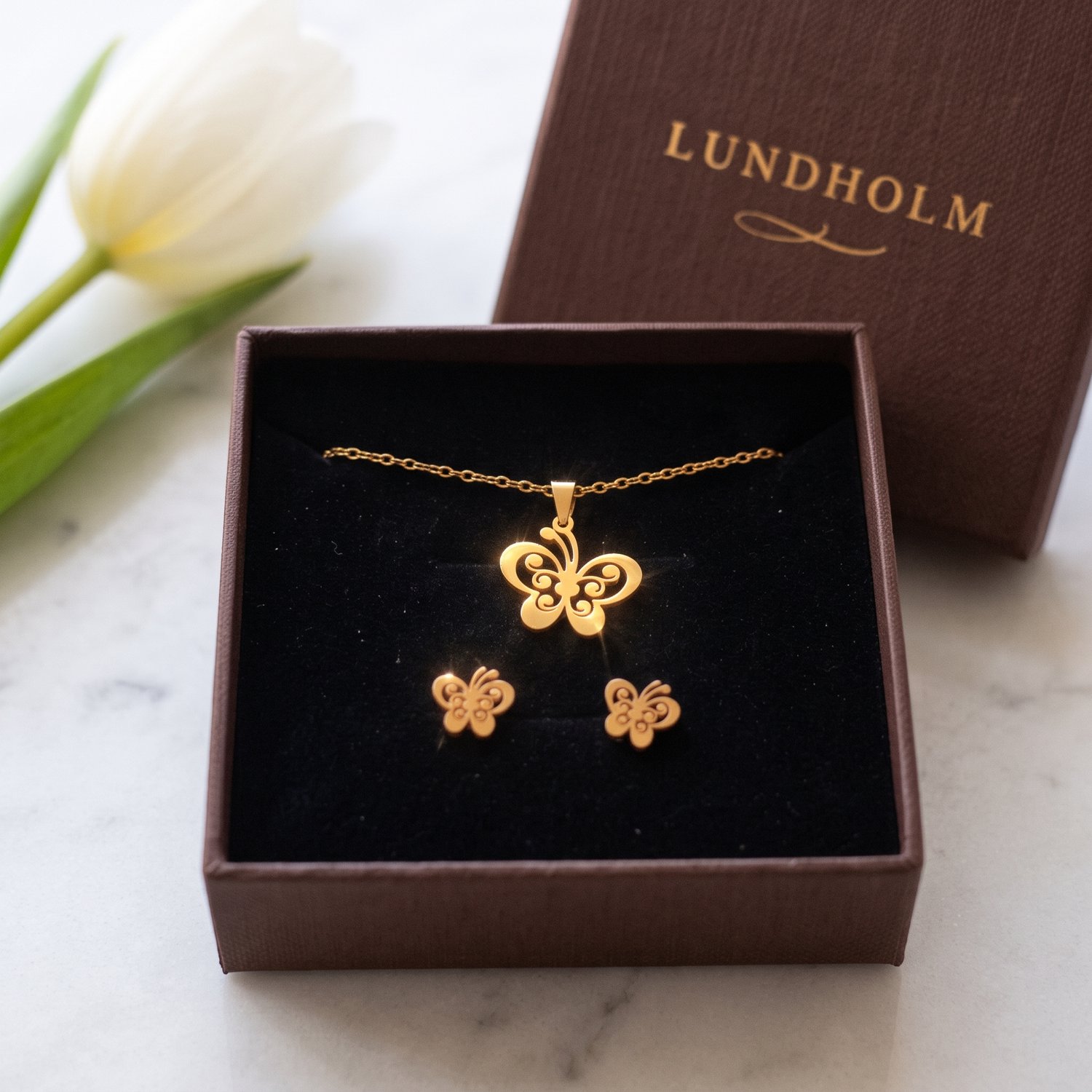 Lundholm Edda Sieradenset Dames Goudkleurig - Ketting 45 cm met Vlinder Hanger en Vlinder Oorknopjes - Premium Stainless Steel Gold Plated - Set Ketting en Oorbellen - Waterproof & Hypoallergeen - Cadeau voor Haar